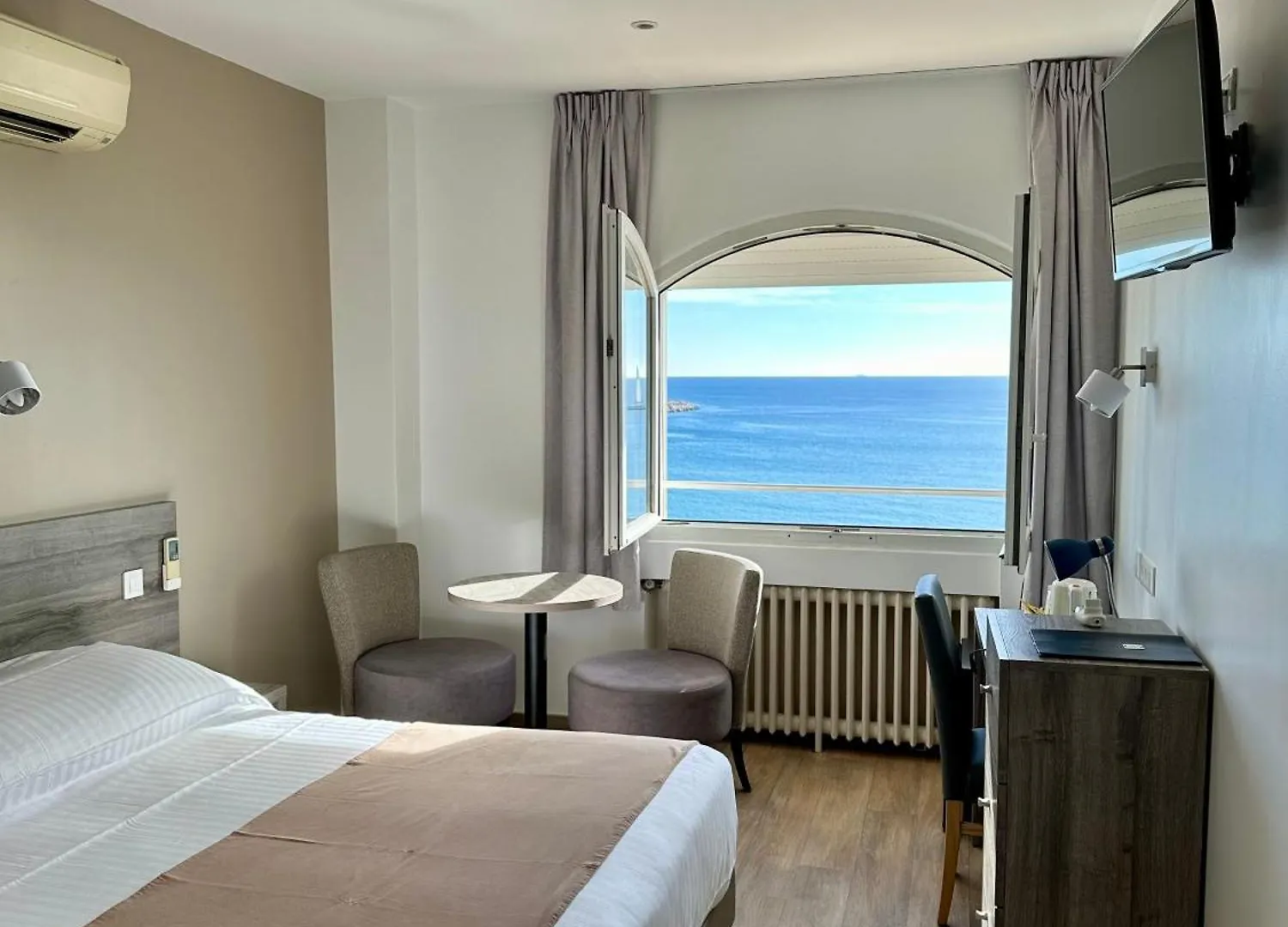 Hotel Beau Rivage Le Lavandou 3*,